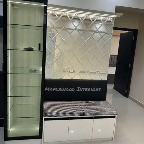 Entrance unit with a diamond-bevelled mirror lattice above a black leatherette backrest and a houndstooth-cushioned shoe bench in white gloss