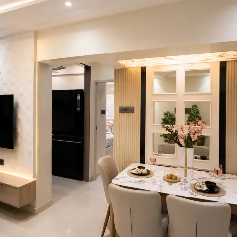 Four-seater dining set against a six-panel grid mirror with fluted beige flanks and a backlit onyx band, table dressed with rose wine