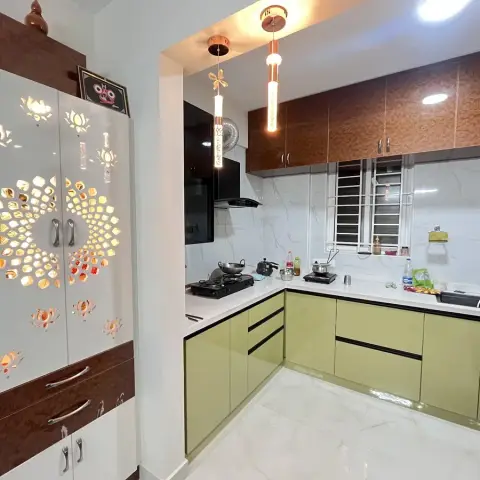 Lived-in wrap-around kitchen in olive high-gloss shutters with burl-pattern overheads and a marble-look dado