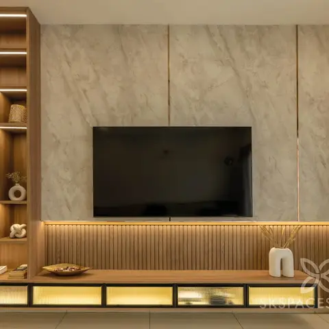 Living room TV unit with book-matched marble cladding, a fluted wood base cabinet with backlit reeded-glass drawers, and an open shelving display column.