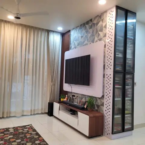 Living room TV wall in faceted grey 3D tiles with a curved white back panel behind the screen