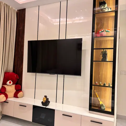 Living room TV wall with a glossy panelled backdrop, a wood-slat ceiling with cove lighting