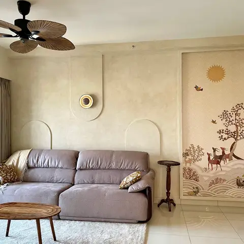 Living room with a lime-plaster wall featuring arched moulding niches, a large framed nature-motif tapestry panel, a grey suede sofa with a boucle throw