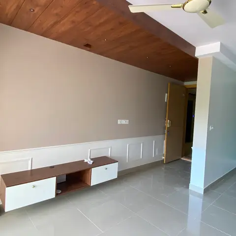 Living room with a walnut wood-plank false ceiling, white wainscot paneling on the lower wall, a floating TV console