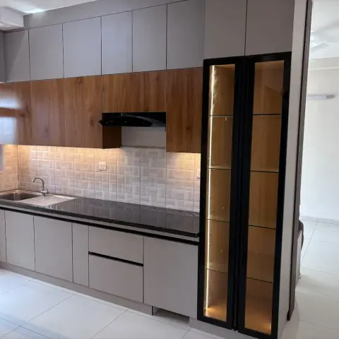 Straight-run kitchen with grey matt shutters under a walnut-laminate wall-unit band, a basketweave-textured beige dado and black granite counter