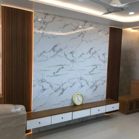TV feature wall in bookmatched white-and-grey marble flanked by vertical wood fluting