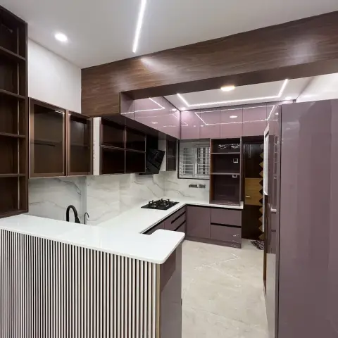 U-shaped kitchen in dusty-mauve high-gloss shutters with a fluted breakfast-counter front, white quartz tops